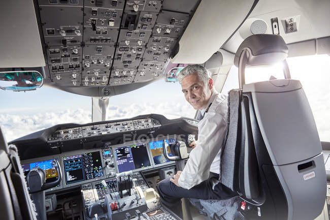 Портрет впевненого пілота-чоловіка в кабіні літака — стокове фото