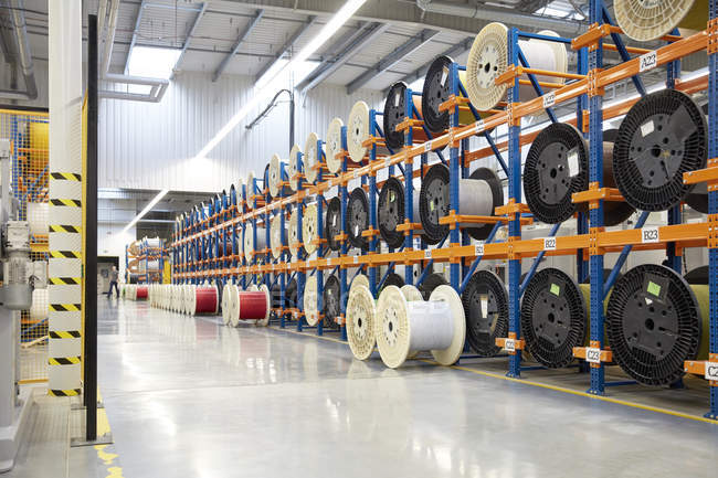 Grandes bobines sur racks dans l'usine de fibre optique — Photo de stock