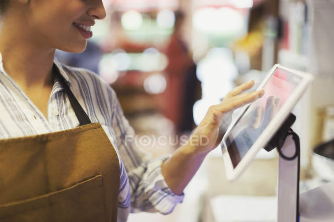 Caixa feminina usando caixa de tela sensível ao toque na mercearia — Fotografia de Stock