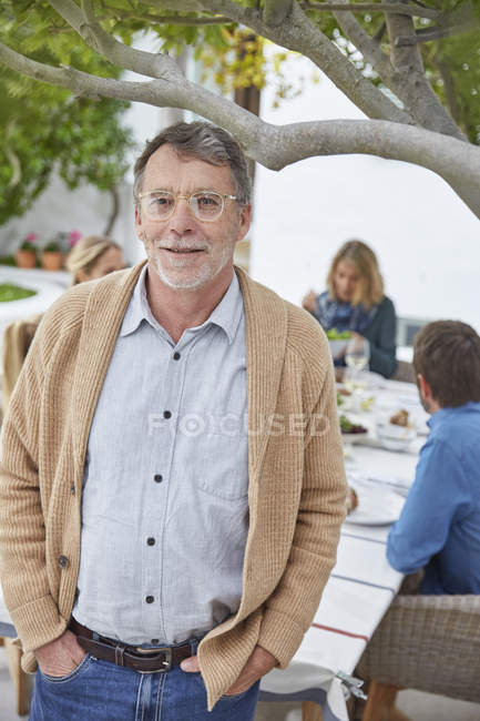 Portrait homme âgé souriant sur le patio — Photo de stock