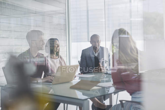 Gente de negocios hablando, planeando en reunión de la sala de conferencias - foto de stock