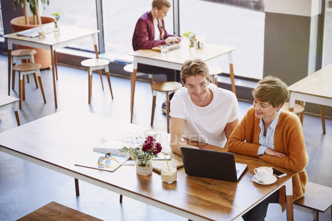 Negócios pessoas bebendo café reunião usando laptop no café — Fotografia de Stock