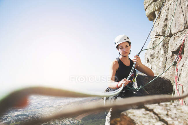 Retrato confiante mulher alpinista com cordas — Fotografia de Stock