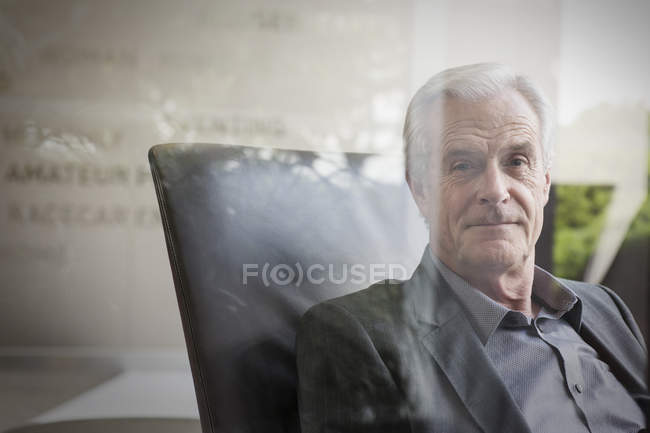 Портрет впевнений старший бізнесмен в сучасному офісі — стокове фото