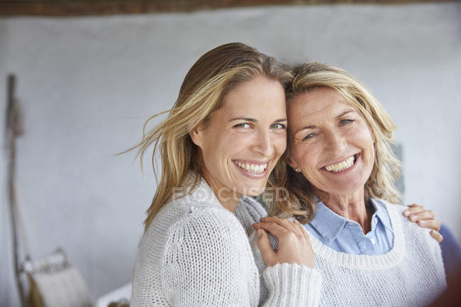 Портрет улыбающейся матери и дочери — стоковое фото