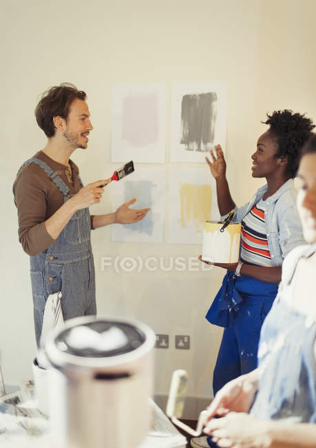 Giovane coppia pittura parete — Foto stock
