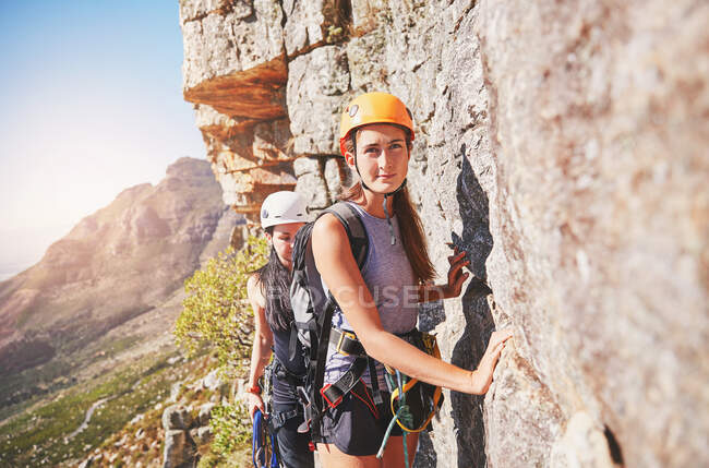 Retrato confiado mujer escalador de roca - foto de stock