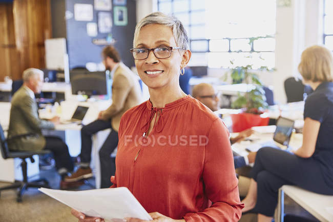 Retrato sorridente empresária no escritório moderno — Fotografia de Stock