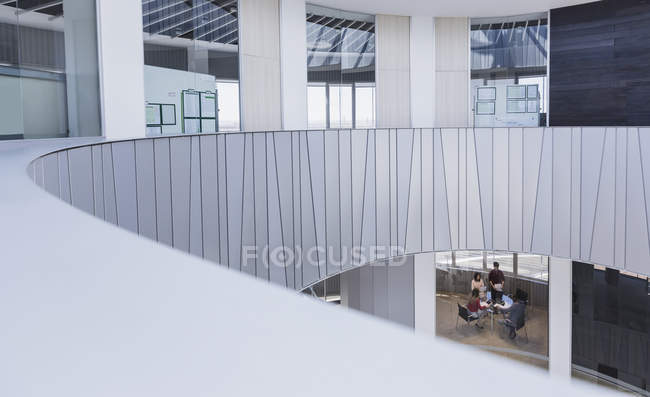 Reunión de empresarios en la sala de conferencias arquitectónica y moderna - foto de stock