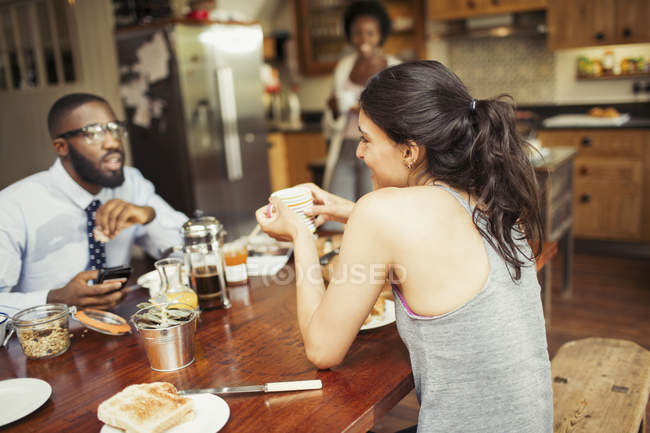 Casal beber café e tomar café da manhã à mesa — Fotografia de Stock