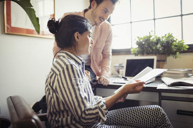 Geschäftsfrau und Geschäftsfrau überprüfen und diskutieren Papierkram im Büro — Stockfoto