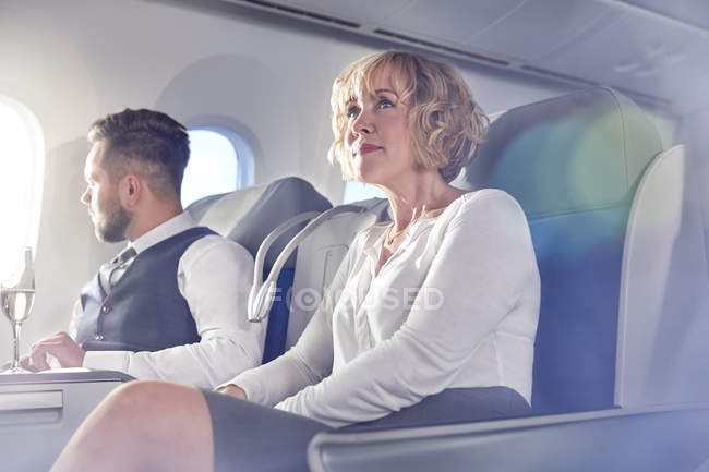 Geschäftsfrau sitzt in der ersten Klasse im Flugzeug — Stockfoto