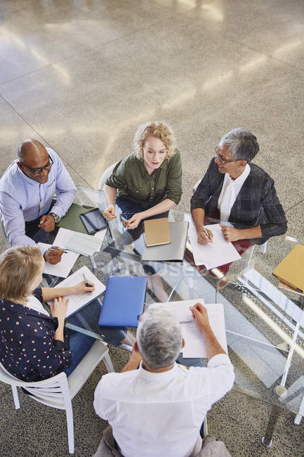 Empresários em reunião no escritório moderno — Fotografia de Stock