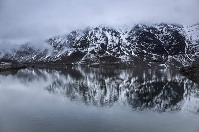 Nebel über verschneiten, abgelegenen Bergen und Wasser, lia, langoya, vesteralen, norwegen — Stockfoto