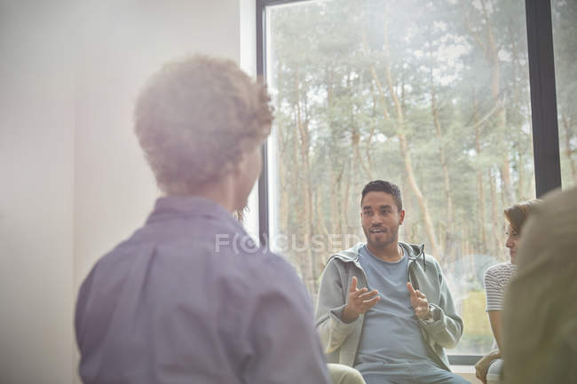 Homem falando e gesticulando em sessão de terapia de grupo — Fotografia de Stock