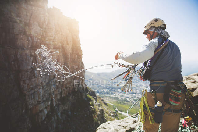 Masculino alpinista jogando corda — Fotografia de Stock