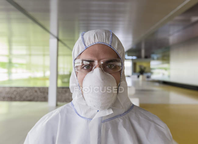 Porträt seriöser Wissenschaftler im sauberen Anzug — Stockfoto