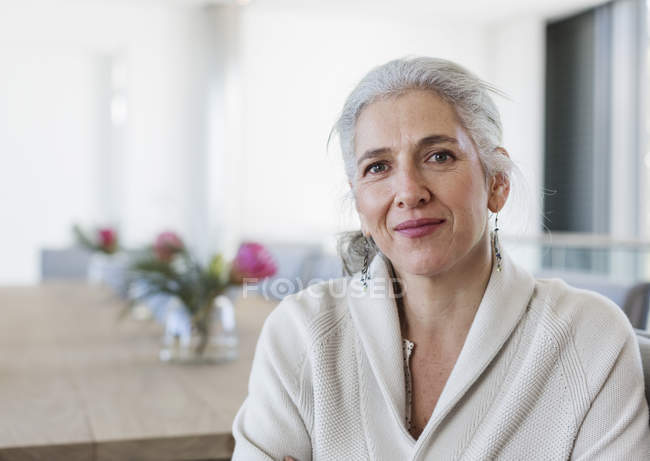 Retrato mulher madura sentada à mesa de jantar — Fotografia de Stock