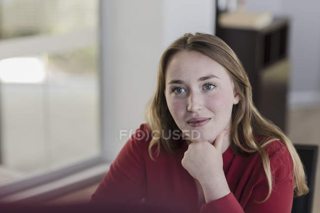 Aufmerksame kaukasische Geschäftsfrau hört bei Treffen zu — Stockfoto