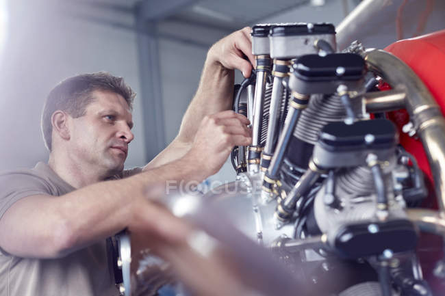 Male airplane mechanic repairing propellor — Stock Photo