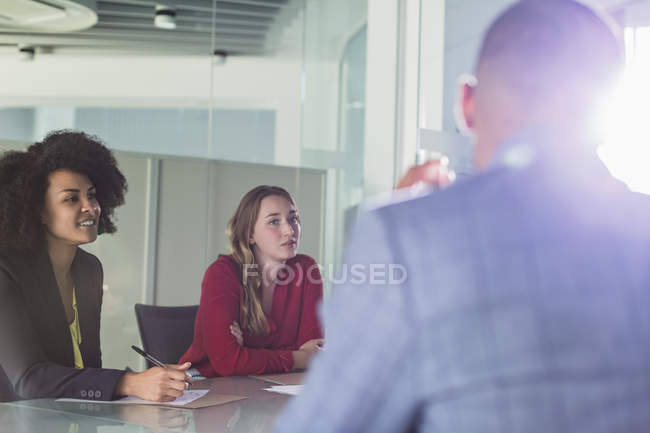 Aufmerksame Geschäftsfrauen hören bei Besprechung im Konferenzraum zu — Stockfoto