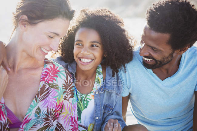 Sorrindo, família multi-étnica afetuosa juntos — Fotografia de Stock