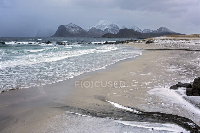 Montagne accidentate dietro la spiaggia dell'oceano, Storsandnes, Lofoten, Norvegia — Foto stock
