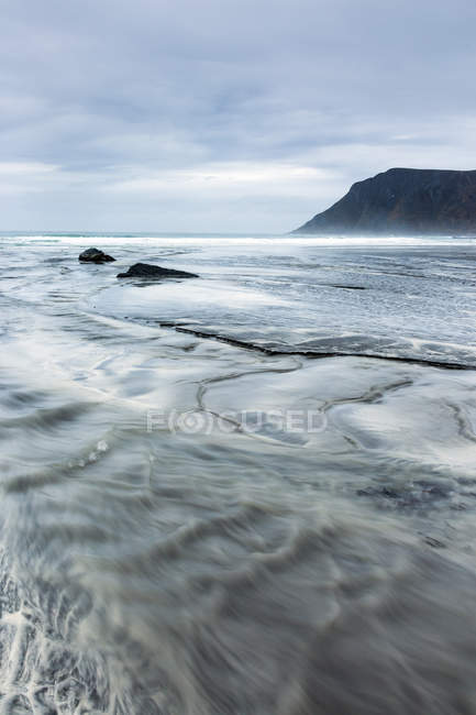 Marea oceánica, Skagsanden Beach, Lofoten, Noruega - foto de stock