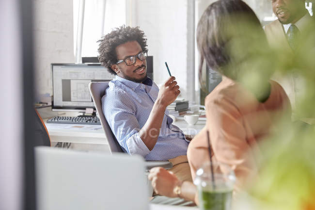 Empresário e empresária conversando no escritório moderno — Fotografia de Stock