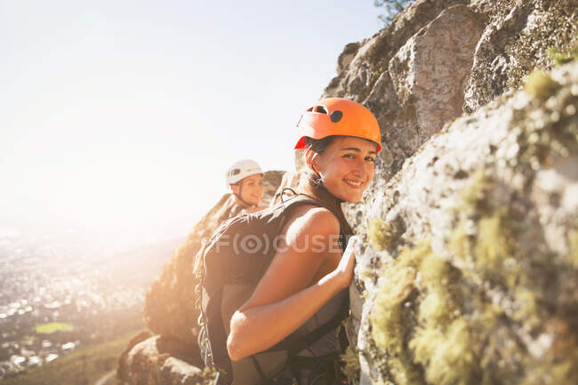 Портрет улыбающейся альпинистки — стоковое фото