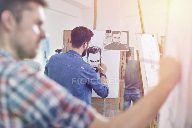 Artisti maschili che disegnano in studio di classe d'arte — Foto stock