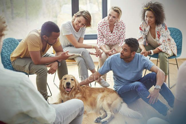 Menschen streicheln Hund in Gruppentherapie — Stockfoto