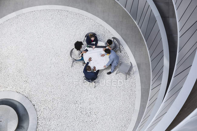 Вид сверху на встречу архитекторов во внутреннем дворе — стоковое фото
