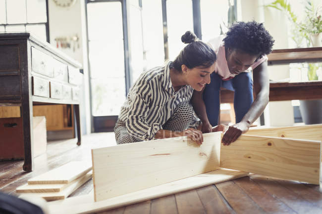 Junge Frauen beim Zusammenbau von Möbeln — Stockfoto