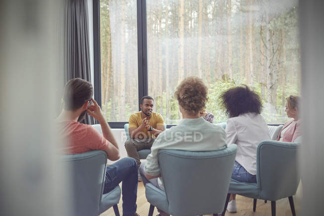 Мужчина разговаривает на сеансе групповой терапии — стоковое фото
