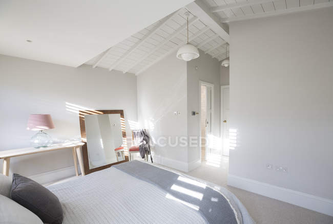 Элитная спальня с витриной — стоковое фото