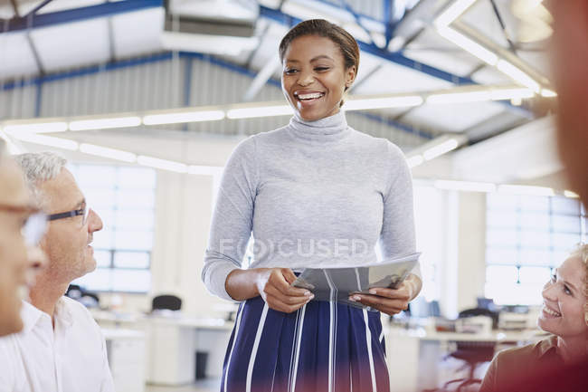 Donna d'affari sorridente che conduce l'incontro in ufficio moderno — Foto stock