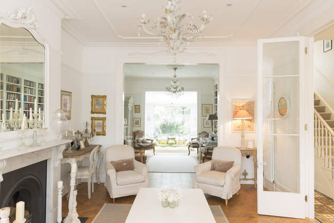 Casa de luxo vitrine interior sala de estar com lustre — Fotografia de Stock