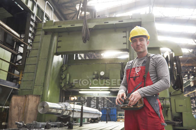 Ritratto fiducioso lavoratore maschile che lavora in acciaieria — Foto stock