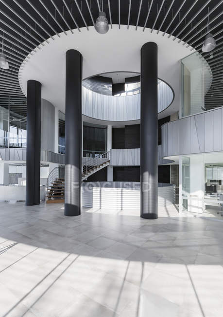 Vista arquitectónica y panorámica del vestíbulo de oficinas moderno - foto de stock