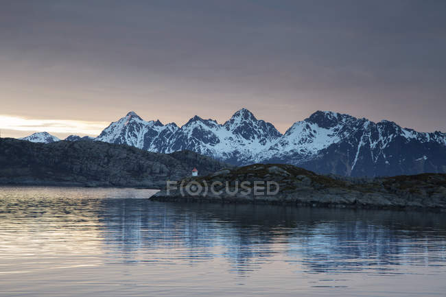 Veduta tranquilla delle montagne innevate oltre fiordo, Maervoll, Lofoten, Norvegia — Foto stock