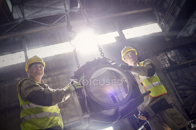 Trabalhadores siderúrgicos em movimento parte de aço em siderurgia — Fotografia de Stock