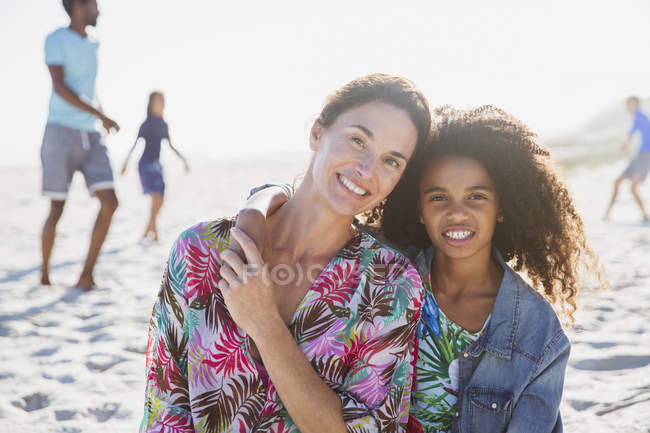 Ritratto sorridente, affettuosa madre e figlia sulla soleggiata spiaggia estiva — Foto stock