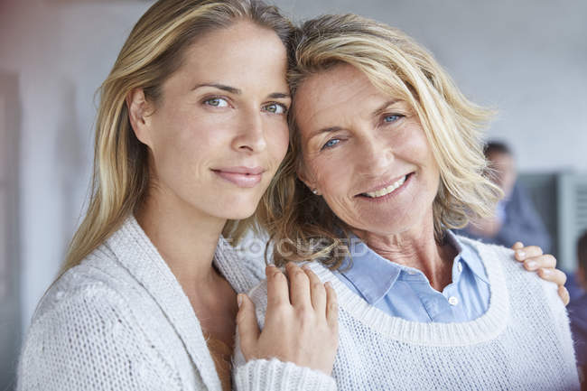 Ritratto madre e figlia sorridenti — Foto stock