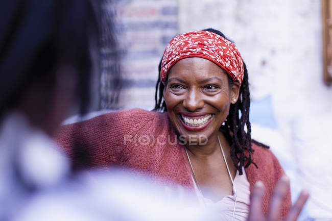 Entusiástica, sorridente mulher ouvindo amigo — Fotografia de Stock