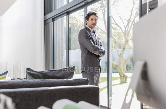 Retrato empresário confiante na janela do pátio — Fotografia de Stock