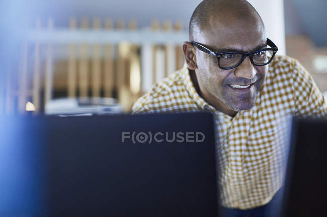 Homme d'affaires travaillant à l'ordinateur au bureau moderne — Photo de stock