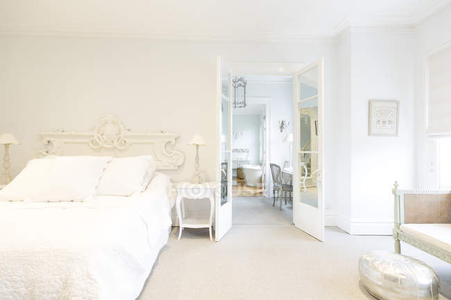 Blanco, casa de lujo escaparate dormitorio interior - foto de stock