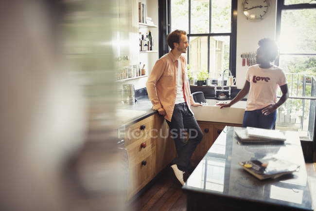 Casal falando na cozinha — Fotografia de Stock