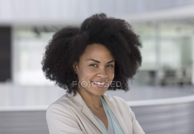 Портрет посміхаючись, впевнено чорний бізнес-леді — стокове фото